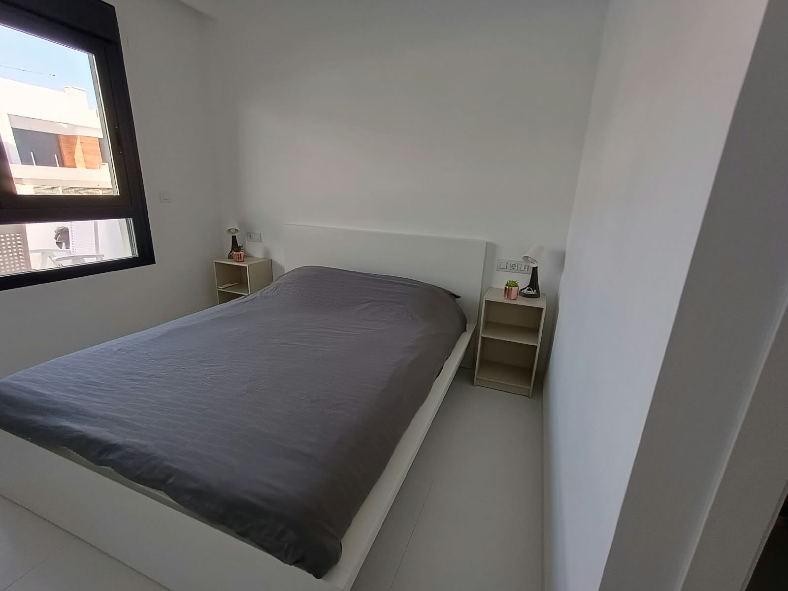 Slaapkamer met tweepersoonsbed en twee nachtkastjes