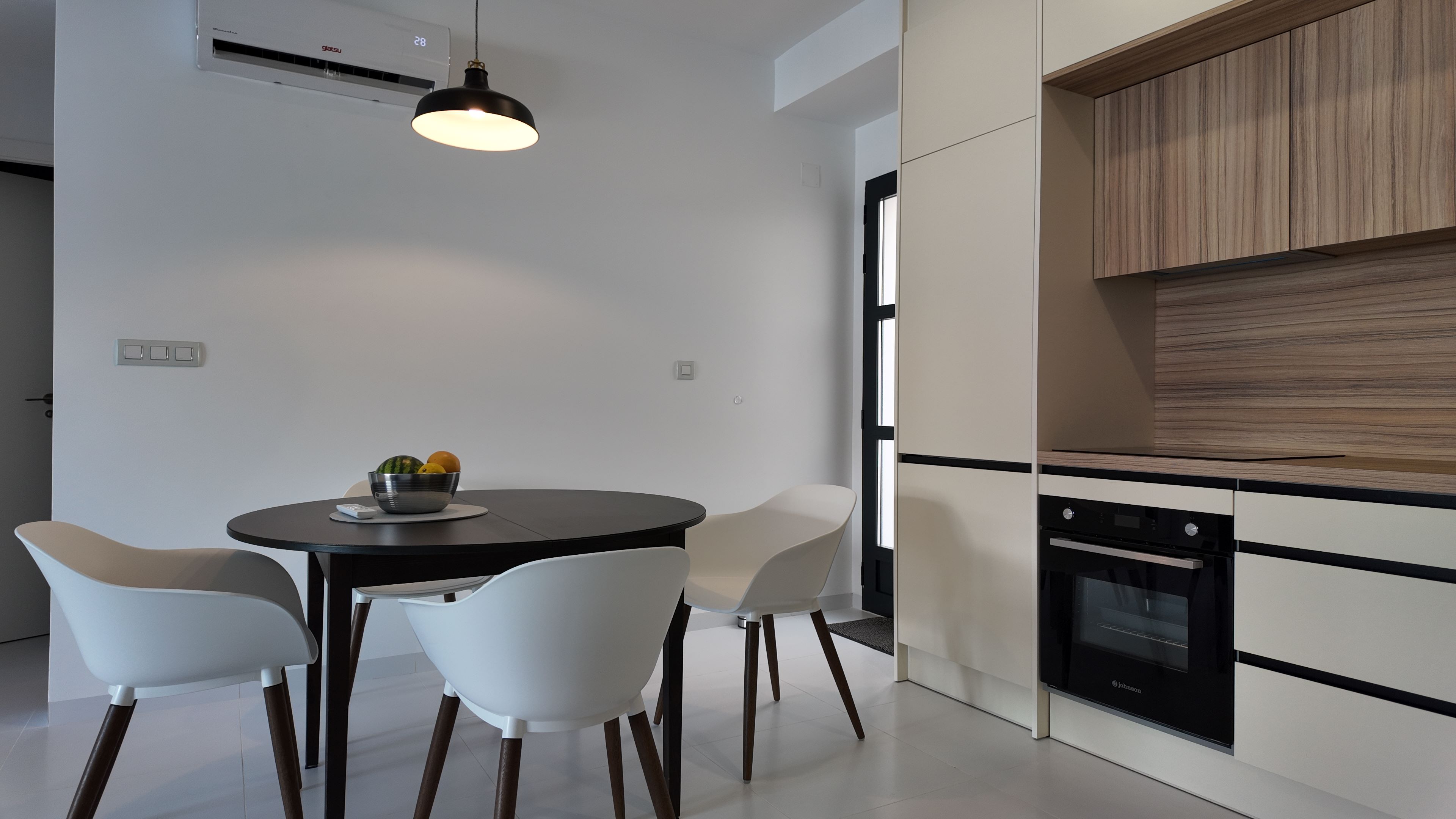 Ronde eettafel met vier stoelen naast de keuken